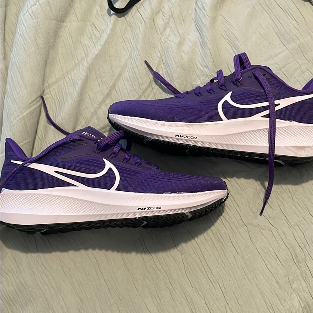 NEW NEVER WORN Nike Purple Athletic Shoes with Signature Swoosh